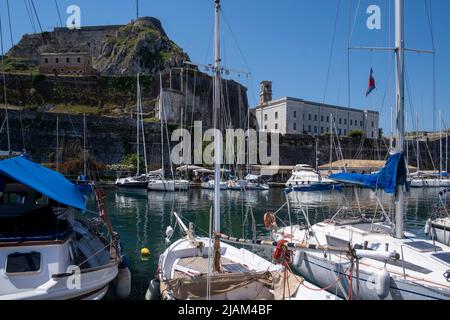 Blick auf die alte Festung am Hafen von Faliraki, Korfu-Stadt, Korfu oder Kerkyra, Griechenland Stockfoto
