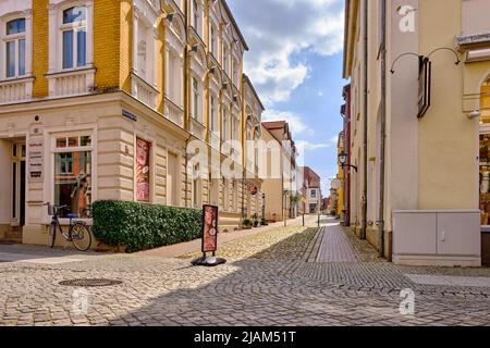 Waren an der Müritz, Mecklenburg-Vorpommern, Deutschland: Blick von der lange Straße durch die kleine Grüne Straße in die Altstadt. Stockfoto