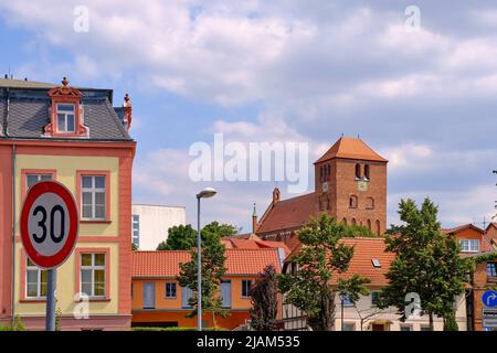 Dachkonstruktionen und Georgskirche im historischen Stadtzentrum von Waren an der Müritz, Mecklenburg-Vorpommern, Deutschland. Stockfoto