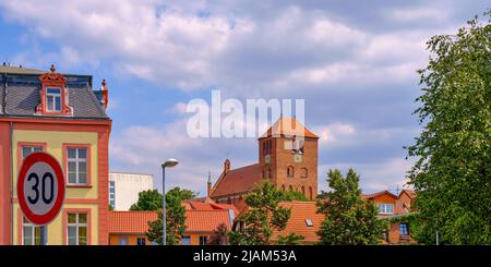 Dachkonstruktionen und Georgskirche im historischen Stadtzentrum von Waren an der Müritz, Mecklenburg-Vorpommern, Deutschland. Stockfoto