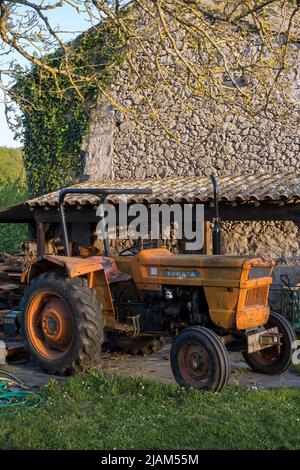Alter Traktor im ländlichen Frankreich Stockfoto