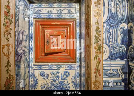 Tafeln von Azulejos im Kloster des heiligen Petrus von Alcantara, Convento de Sao Pedro de Alcântara in Lissabon, Portugal Stockfoto