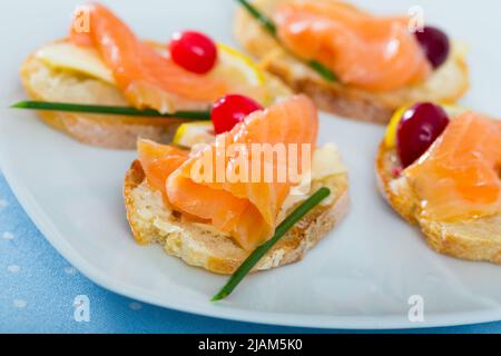 Tapas mit Lachs, Zitrone, Cranberry Stockfoto