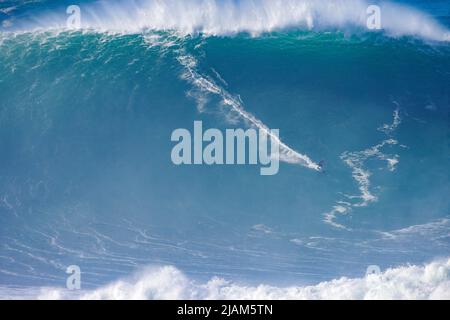 Ein neuer Weltrekordtitel wurde offiziell anerkannt und am 25. Mai 2022 an den deutschen Big-Wave-Surfer Sebastian Steudtner verliehen, der zum The wurde Stockfoto