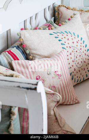 Kollektion von bunten Kissen im Wohnzimmer Stockfoto