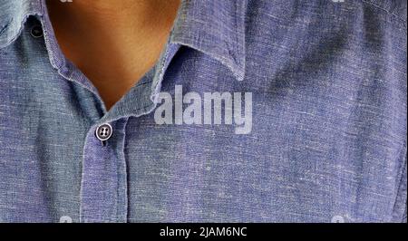 Detail eines Mannes in einem blauen Hemd Stockfoto