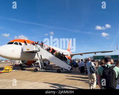 Passagiere warten auf der Start- und Landebahn in London Gatwick auf einen Easyjet-Flug zum George BEST Belfast City Airport. Stockfoto