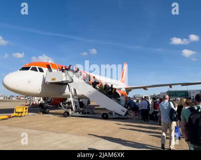 Passagiere warten auf der Start- und Landebahn in London Gatwick auf einen Easyjet-Flug zum George BEST Belfast City Airport. Stockfoto