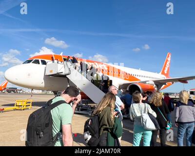 Passagiere warten auf der Start- und Landebahn in London Gatwick auf einen Easyjet-Flug zum George BEST Belfast City Airport. Stockfoto