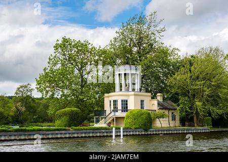 Temple Island in der Themse in der Nähe von Henley auf der Themse vom Thames Path am Ufer der Stadt. Remenham, Berlin, England, Großbritannien Stockfoto