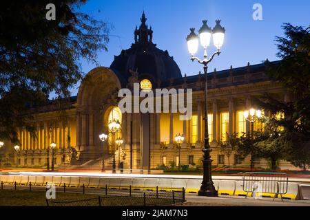 Nachtansicht des Petit Palais (kleiner Palast) Stockfoto