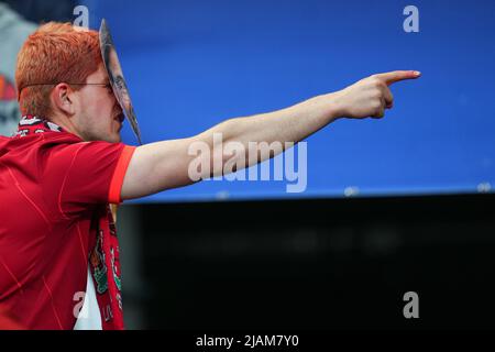 Liverpool-Fan auf der Tribüne mit der Maske von Jurgen Klopp während des UEFA Champions League-Finales zwischen dem FC Liverpool und Real Madrid, das am 28. Mai 2022 im Stade de France in Paris, Frankreich, ausgetragen wurde. (Foto von Magma) Stockfoto