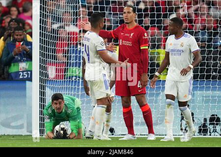 Paris, Frankreich. 28.. Mai 2022. Thibaut Courtois, Carlos Henrique Casemiro, David Alaba von Real Madrid und Virgil van Dijk vom FC Liverpool während des UEFA Champions League Finales zwischen dem FC Liverpool und Real Madrid, das am 28. Mai 2022 im Stade de France in Paris, Frankreich, ausgetragen wurde. (Foto von Magma) Kredit: PRESSINPHOTO SPORT AGENTUR/Alamy Live News Stockfoto
