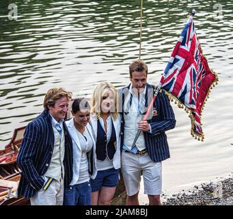 Richmond upon Thames, London, England, Großbritannien 29. Mai 2012. Ben Fogle wird in der Diamond Jubilee Pageant rudern und wird bei der Vorbereitung des Queen's Diamond Jubilee in Richmond upon Thames gesehen - er wurde von der Kajakfahrerin Helen Skelton, dem Ozeanrower Olly Hicks und der Oxford University cox begleitet, Zoe de Toledo, der im „Social Network“ auftrat und sich Anfang des Jahres mitten in einem ereignisreichen Oxford/Cambridge-Bootsrennen befand. Sie wurden von Ralph Lauren gekleidet und haben eine spezielle Union-Flagge Stockfoto