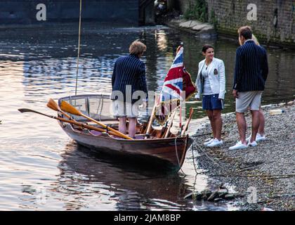 Richmond upon Thames, London, England, Großbritannien 29. Mai 2012. Ben Fogle wird in der Diamond Jubilee Pageant rudern und wird bei der Vorbereitung des Queen's Diamond Jubilee in Richmond upon Thames gesehen - er wurde von der Kajakfahrerin Helen Skelton, dem Ozeanrower Olly Hicks und der Oxford University cox begleitet, Zoe de Toledo, der im „Social Network“ auftrat und sich Anfang des Jahres mitten in einem ereignisreichen Oxford/Cambridge-Bootsrennen befand. Sie wurden von Ralph Lauren gekleidet und haben eine spezielle Union-Flagge Stockfoto