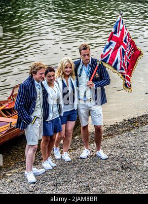 Richmond upon Thames, London, England, Großbritannien 29. Mai 2012. Ben Fogle wird in der Diamond Jubilee Pageant rudern und wird bei der Vorbereitung des Queen's Diamond Jubilee in Richmond upon Thames gesehen - er wurde von der Kajakfahrerin Helen Skelton, dem Ozeanrower Olly Hicks und der Oxford University cox begleitet, Zoe de Toledo, der im „Social Network“ auftrat und sich Anfang des Jahres mitten in einem ereignisreichen Oxford/Cambridge-Bootsrennen befand. Sie wurden von Ralph Lauren gekleidet und haben eine spezielle Union-Flagge Stockfoto