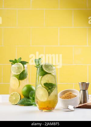 Mojito oder Virgin Mojito Long Rum Drink mit frischer Minze, Limettensaft, Rohrzucker und Soda. Stockfoto