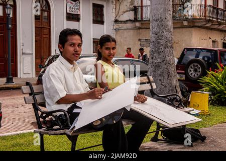 Zwei Architekturstudenten im alten Panama City Stockfoto