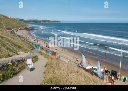 Farbenfrohe Whitby Beach Huts am Meer in Whitby, North Yorkshire, Großbritannien. Stockfoto