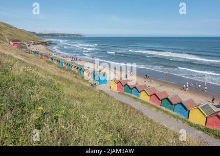 Farbenfrohe Whitby Beach Huts am Meer in Whitby, North Yorkshire, Großbritannien. Stockfoto