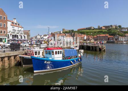 Allgemeine Ansicht von Fischerbooten in Whitby Harbour am Fluss Esk in Whitby, North Yorkshire, England. Stockfoto