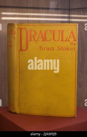 Erste Ausgabe von 'Dracula', signiert von Bram Stoker im Jahr 1901, zu sehen im Cholmley House, Whitby Abbey Museum, Whitby, North Yorkshire, England. Stockfoto