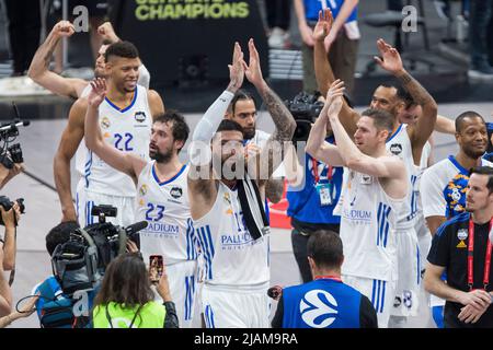 Belgrad, Serbien, 19.. Mai 2022. Die Spieler von Real Madrid feiern den Sieg während des 2022 Turkish Airlines EuroLeague Final Four Belgrad Semifinal Ein Spiel zwischen FC Barcelona und Real Madrid in der stark Arena in Belgrad, Serbien. 19.Mai 2022. Kredit: Nikola Krstic/Alamy Stockfoto