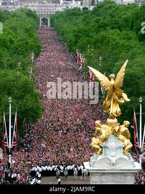 Foto der Akte vom 04/06/02 der Szene vom Dach des Buckingham Palace aus, während sich Menschenmengen versammeln, um den Jubilee-Flug von 27 Flugzeugen einschließlich der Red Arrows und Concorde über der Mall zu beobachten, um das Goldene Jubiläum der Königin im Zentrum von London zu feiern. Ausgabedatum: Dienstag, 31. Mai 2022. Stockfoto