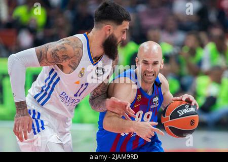 Belgrad, Serbien, 19.. Mai 2022. Nick Calathes vom FC Barcelona fährt beim Turkish Airlines EuroLeague Final Four Belgrade Semifinale 2022 In Belgrad, Einem Spiel zwischen dem FC Barcelona und Real Madrid in der stark Arena in Belgrad, Serbien, in den Korb. 19.Mai 2022. Kredit: Nikola Krstic/Alamy Stockfoto