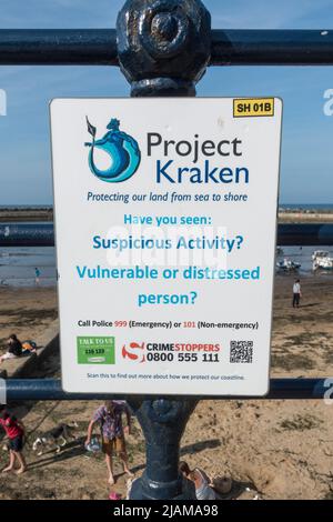 Ein 'Project Kraken'-Hinweis am Strand in Staithes, North Yorkshire, Großbritannien. Stockfoto