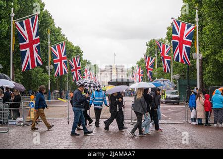 London, Großbritannien. 31.. Mai 2022. Sehenswürdigkeiten und Touristen schützen sich vor Regenschirmen, wenn sie die Mall bei Regenschauern überqueren, bevor die Feierlichkeiten zum Platin-Jubiläum, die am 2-5. Juni anlässlich der Thronbesteigung von Königin Elizabeth II. Im Jahr 1952 beginnen, stattfinden. Kredit. Kredit: amer ghazzal/Alamy Live Nachrichten Stockfoto