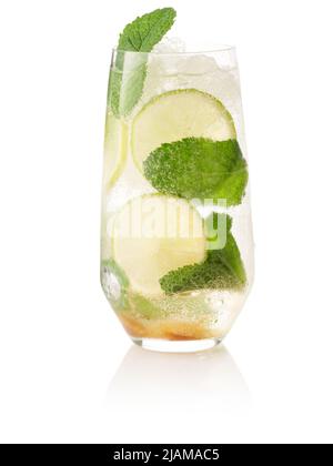 Mojito in einem Glas auf weißem Hintergrund. Isoliert. Stockfoto