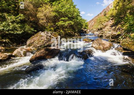 Blick auf den Afon Glaslyn River im Aberglaslyn Pass im Snowdonia National Park. Beddgelert, Gwynedd, North Wales, Großbritannien Stockfoto