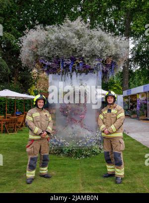 Eine Installation des Blumendesigners Veevers Carter, die die Liebe der Königin zur Natur feiert, zeigt einen Baldachin aus Blumen, darunter Delphiniums. Stockfoto