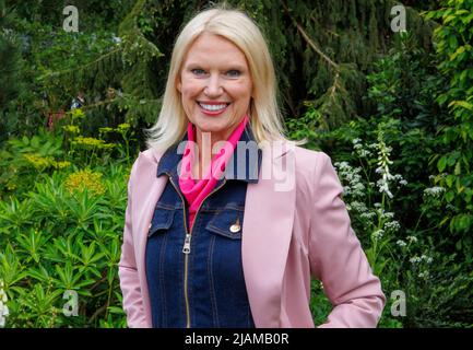 Anneka Rreis, Fernsehmoderatorin, Rundfunkanstalt, Journalistin und Malerin, bei der RHS Chelsea Flower Show. Stockfoto