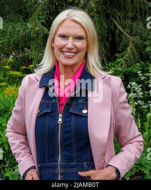 Anneka Rreis, Fernsehmoderatorin, Rundfunkanstalt, Journalistin und Malerin, bei der RHS Chelsea Flower Show. Stockfoto