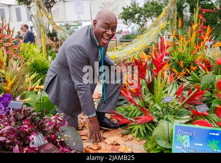 Der englische Koch und Fernsehmoderator Ainsley Harriott im karibischen Garten der Chelsea Flower Show von RHS Stockfoto