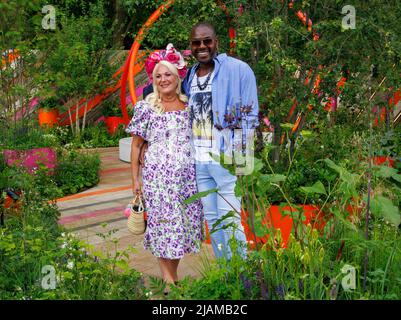 Vanessa Feltz, Fernsehpersönlichkeit, Fernsehsenderin und Journalistin bei der RHS Chelsea Flower Show mit ihrem Partner Ben Ofoedu. Stockfoto