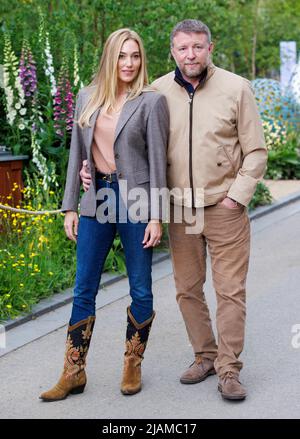 Regisseur, Produzent, Drehbuchautor und Geschäftsmann, Guy Ritchie mit seiner Frau Jacqui Ainsley, einem Model. Stockfoto