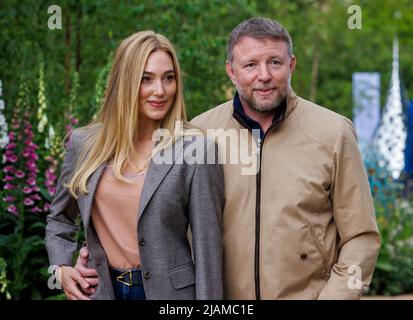 Regisseur, Produzent, Drehbuchautor und Geschäftsmann, Guy Ritchie mit seiner Frau Jacqui Ainsley, einem Model. Stockfoto