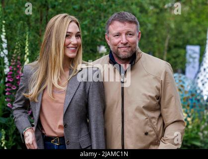 Regisseur, Produzent, Drehbuchautor und Geschäftsmann, Guy Ritchie mit seiner Frau Jacqui Ainsley, einem Model. Stockfoto