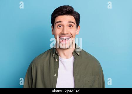 Portrait von staunenden Kerl hören wunderbare Nachricht Schrei offenen Mund isoliert auf blauem Hintergrund. Stockfoto