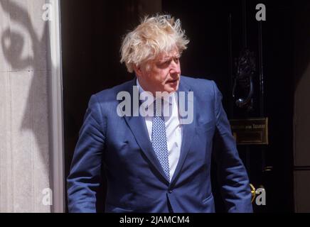 Premierminister des Vereinigten Königreichs, Boris Johnson, in der Downs Street Nr. 10. Er wurde unter Nummer 10 wegen angeblicher Parteien untersucht und mit einer Geldstrafe verwirkt. Stockfoto