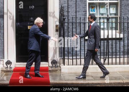 Der Emir von Katar, Sheikh Tamim bin Hamad Al Thani, kommt in der Downing Street 10 zu Gesprächen mit dem britischen Premierminister Boris Johnson an. Stockfoto