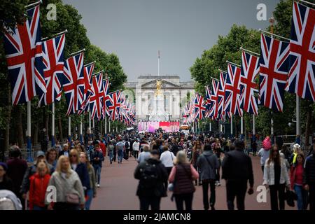 London, Großbritannien. 31.. Mai 2022. Mitglied Sohn der Öffentlichkeit Spaziergang entlang der Mall, vor dem Buckingham Palace im Zentrum von London, vor dem Platin Jubilee der Queen, das diese Woche stattfindet. Bildnachweis: Ben Cawthra/Sipa USA **KEINE Verkäufe in Großbritannien** Bildnachweis: SIPA USA/Alamy Live News Stockfoto