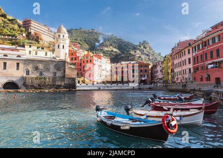 Cinque Terre, Italien - Panorama-Blick auf den Yachthafen in bunten Fischerdorf Vernazza, Ligurien Stockfoto