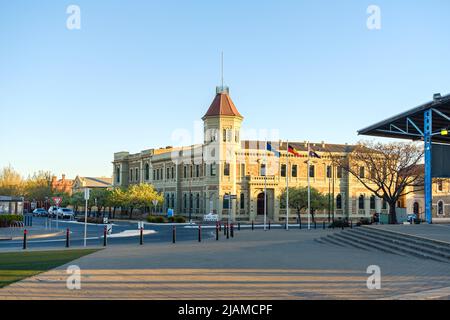 Port Adelaide, Australien - 9. September 2020: Historisches Gebäude des Port Adelaide Institute, das von den Docks bei Sonnenuntergang betrachtet wird. Gegründet im Jahr 1851 war es U Stockfoto