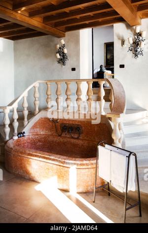 Badezimmer aus Vintage-Marmor mit Handtüchern und Treppen. Stockfoto