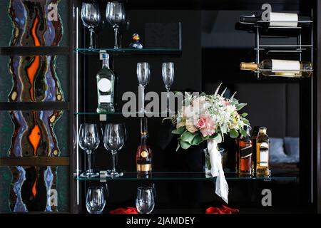 In der Bar gibt es einen farbenfrohen Hochzeitsstrauß. Stockfoto