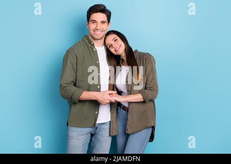 Foto von fürsorgliche Unterstützung schöne Ehegatten Kerl kuscheln Dame Komfort gemütlich liebevolle Datum auf blauem Hintergrund isoliert. Stockfoto